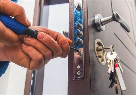 Cerrajero trabajando en una cerradura durante una urgencia en Poble-sec